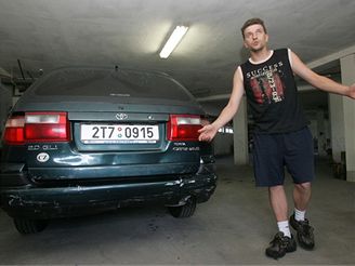 Jiří Jadrný u vozu, do kterého mělo vrazit auto řízené opilým policistou.